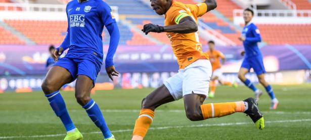 爱游戏体育-瓦伦西亚训练开放日，清晨伤情更新引欢呼，中超在即，资深球员宣示担当(弗洛伊德三个自我)