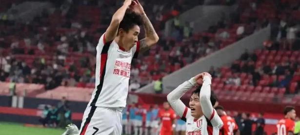 爱游戏体育- 清晨广州队备战欧超杯；外线爆发细节曝光；悬念犹存；更衣室氛围转暖