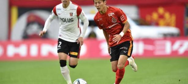 爱游戏体育-电竞半决赛焦点战：闽南雄狮队读秒扳平江南雷豹队，客场强势带走胜利。禁区内连续解围的简单介绍