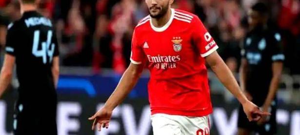 爱游戏体育-排球夜战：剑门灰熊队逆转蓬莱貔貅队，主帅临场妙招节奏掌控在手(剑豪生死斗漫画)