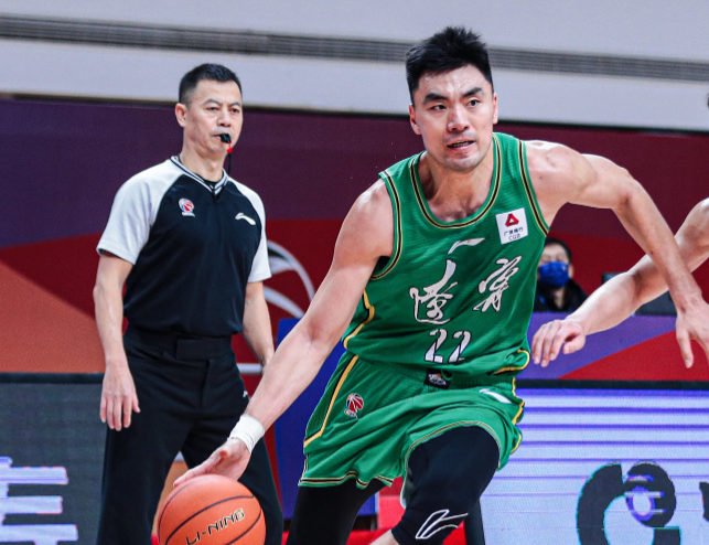篮球邀请赛掀起高潮，钱塘雷豹队鏖战岭北雄狮队，老将里程碑之夜——技战术储备厚实的简单介绍