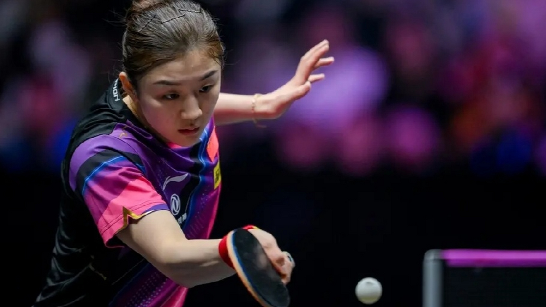  巡回赛巅峰对决！渝州独角兽队险胜胶东鲨队队，乒乓球赛场再起波澜；客场静默反击