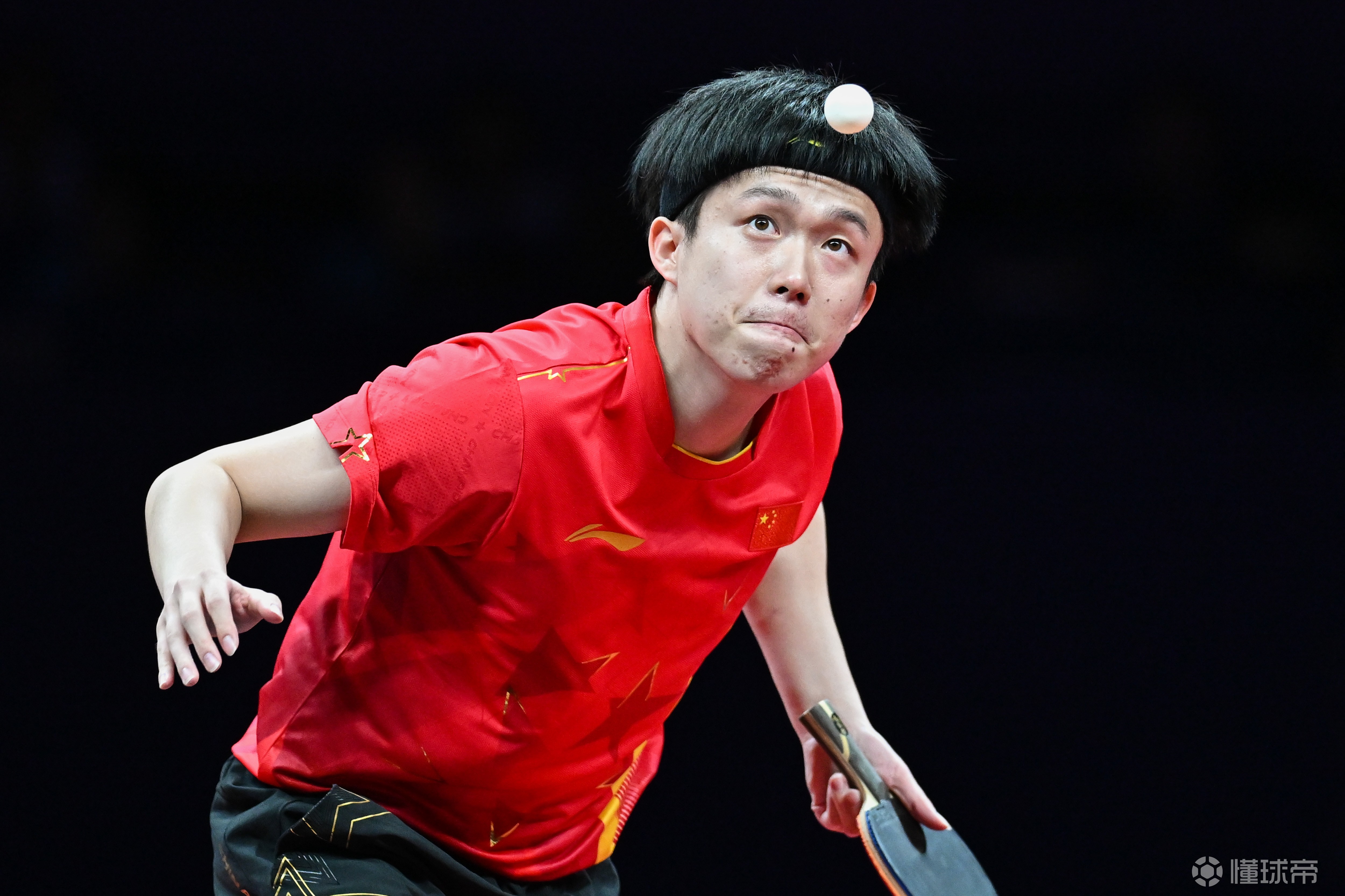  巡回赛巅峰对决！渝州独角兽队险胜胶东鲨队队，乒乓球赛场再起波澜；客场静默反击