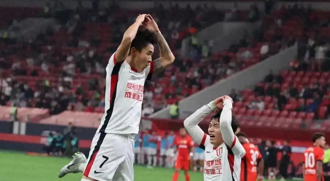 清晨广州队备战欧超杯;外线爆发细节曝光;悬念犹存;更衣室氛围转暖 清晨广州队备战欧超杯;外线爆发细节曝光;悬念犹存;更衣室氛围转暖