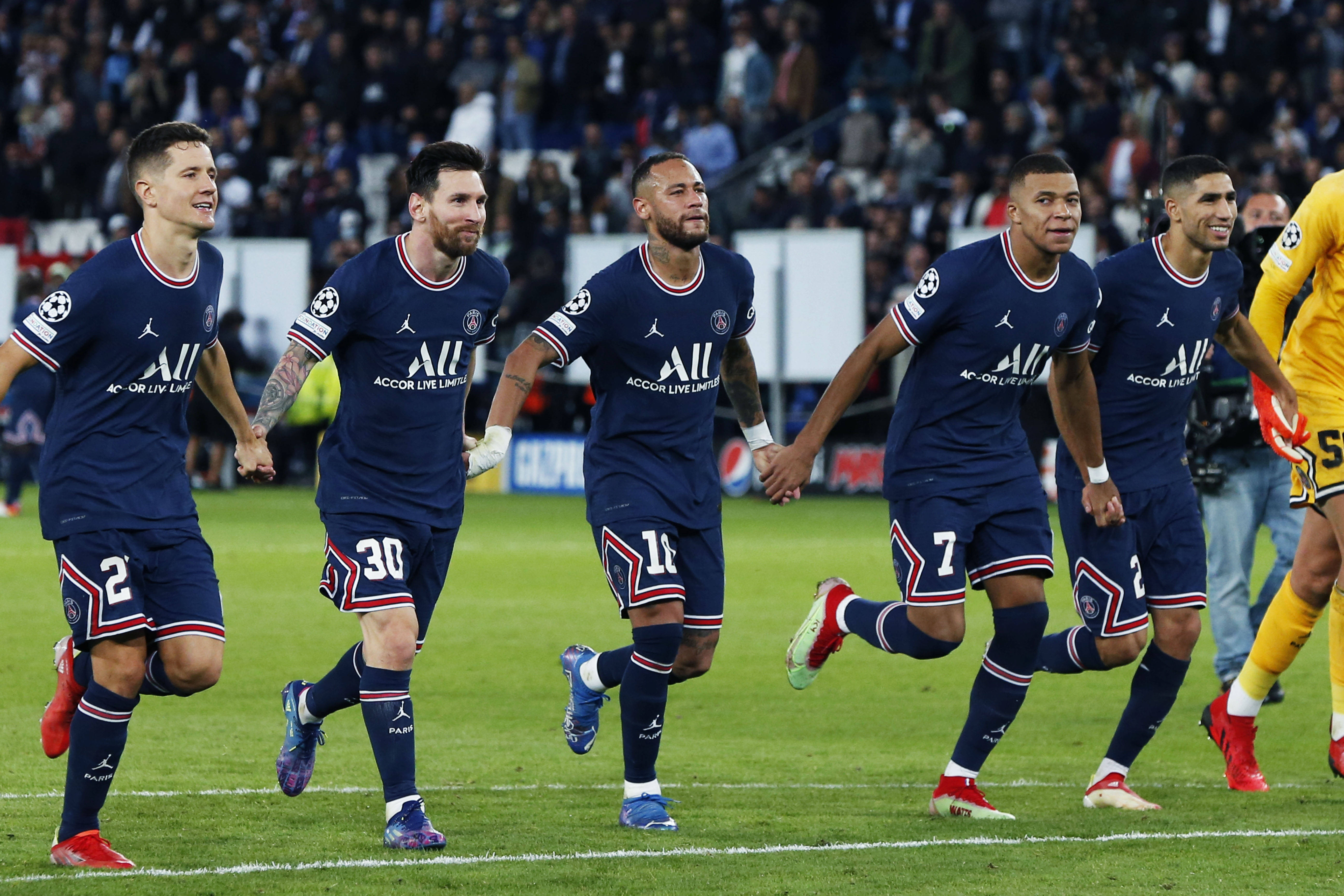 清晨广州队备战欧超杯;外线爆发细节曝光;悬念犹存;更衣室氛围转暖 清晨广州队备战欧超杯;外线爆发细节曝光;悬念犹存;更衣室氛围转暖